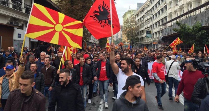 Οι Αλβανοί βάζουν «μπουρλότο» στα Σκόπια: «Να αναγνωριστεί επίσημα η γλώσσα μας, αλλιώς μπλοκάρουμε την Συμφωνία των Πρεσπών»